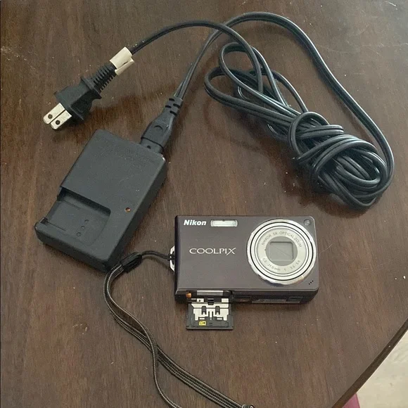 Nikon Coolpix Digital Camera with Charger - Picture 1 of 8